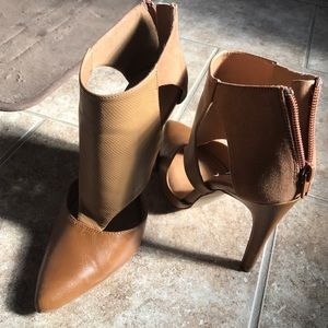 Camel leather/suede cut out pumps